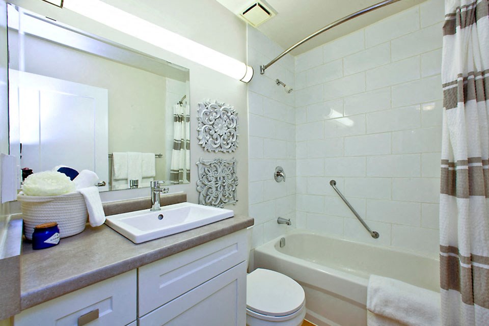 Bathroom with stand in bathtub at Bayview Towers in Sarnia, ON