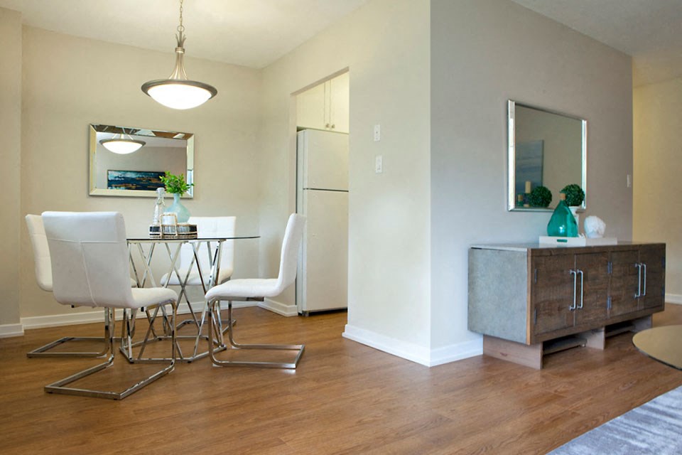 Bright dining room at Bayview Towers in Sarnia, ON