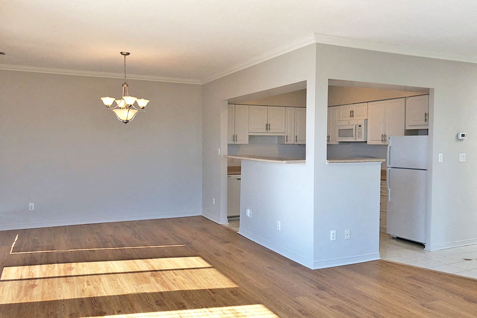 Open concept dining room and kitchen at Bayview Towers in Sarnia, ON