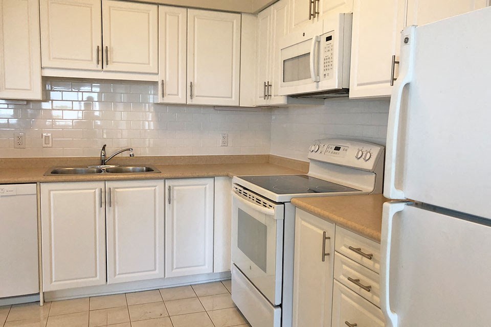 Kitchen with upgraded kitchen cabinets at Bayview Towers in Sarnia, ON