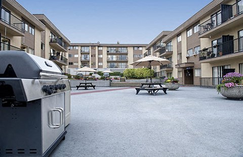 Braemar Gardens apartments courtyard with bbq, seating and planters in Coquitlam, BC