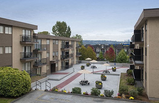 Braemar Gardens apartments courtyard with seating and planters in Coquitlam, BC