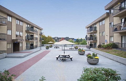 Braemar Gardens apartments courtyard with seating and planters in Coquitlam, BC
