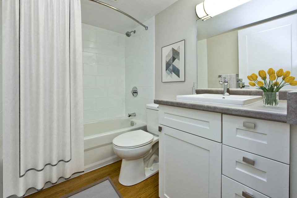 Brighton Court in Windsor, ON bathroom with full sized bathtub