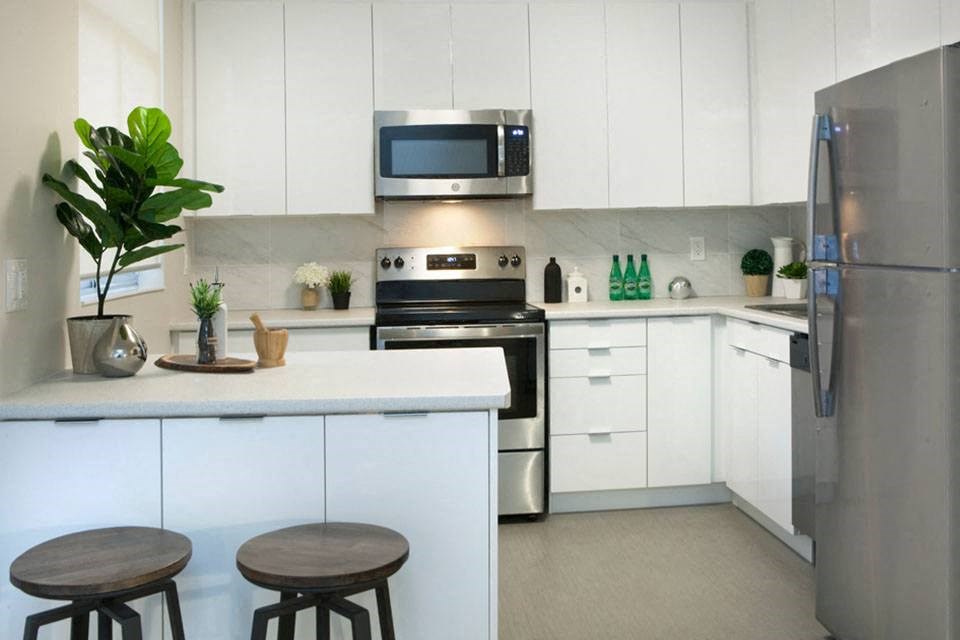 Cambridge Place in Toronto, ON bachelor suite with stainless steel appliances in kitchen