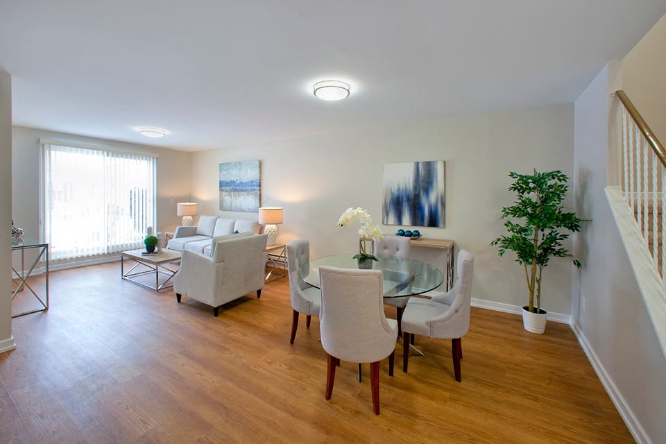 Carriage Hill in Oshawa, ON open concept living and dining room