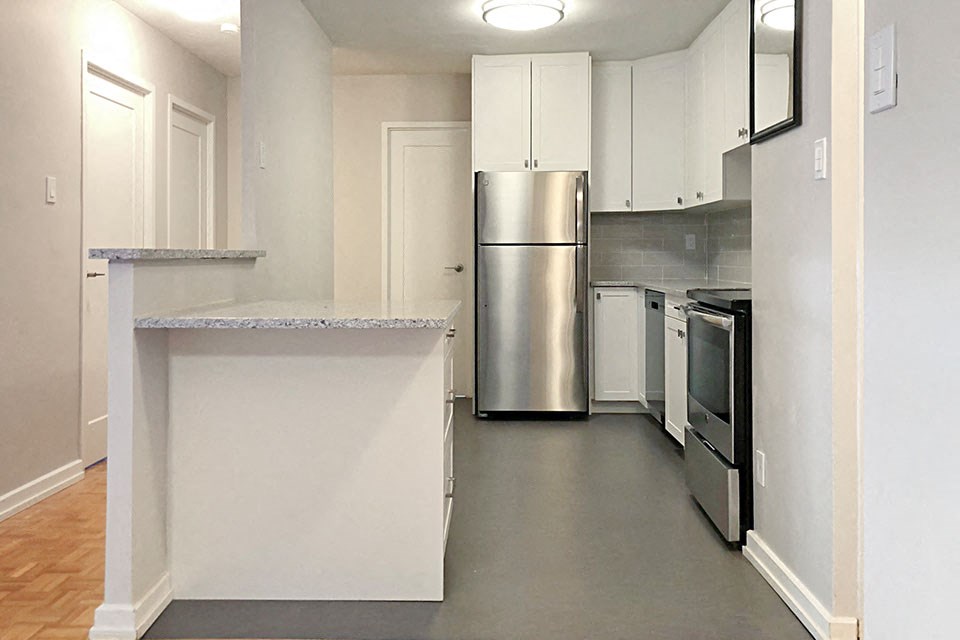 Cedarpoint in Cambridge, ON kitchen with breakfast bar