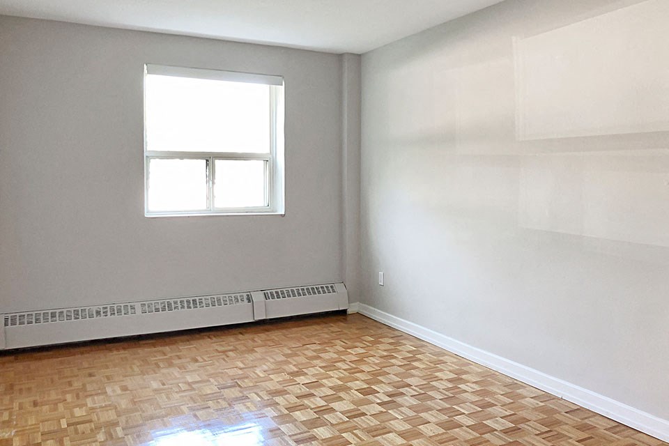 Cedarpoint in Cambridge, ON well lit master bedroom