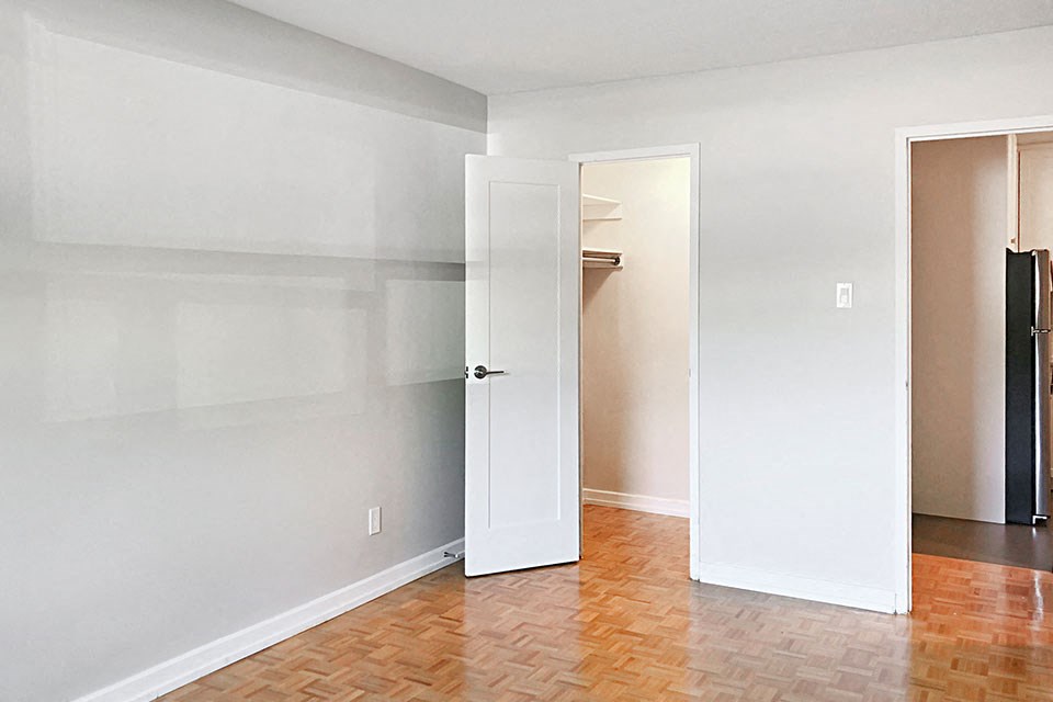 Cedarpoint in Cambridge, ON master bedroom with large closet