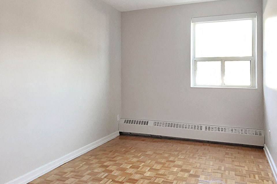 Cedarpoint in Cambridge, ON brightly lit bedroom