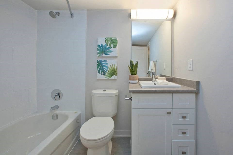 Highpoint Kitchener in Kitchener, ON bathroom with full-sized bathtub