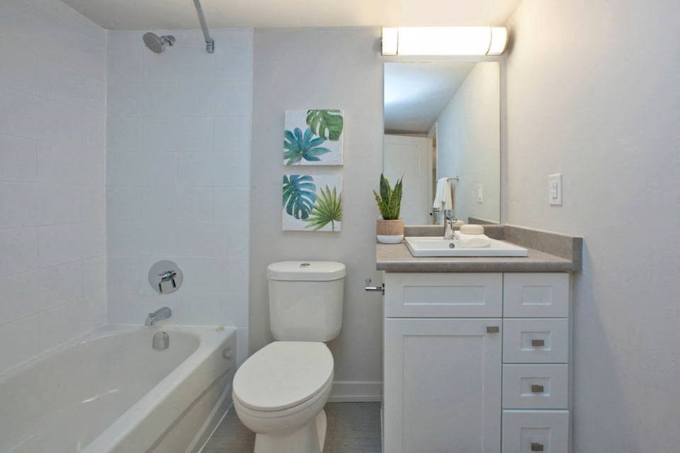 Cedarwoods Tower in Kitchener, ON bathroom with full sized bathtub