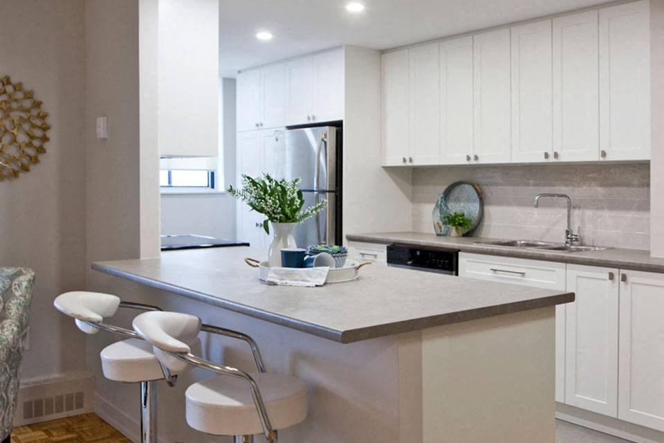 Cedarwoods Tower in Kitchener, ON kitchen with breakfast bar