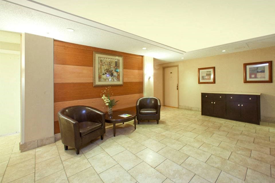 Highpoint Kitchener in Kitchener, ON lobby entrance with lounge chairs and tables