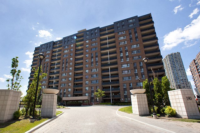 Building exterior entrance at 190 Cityview in Brampton, ON