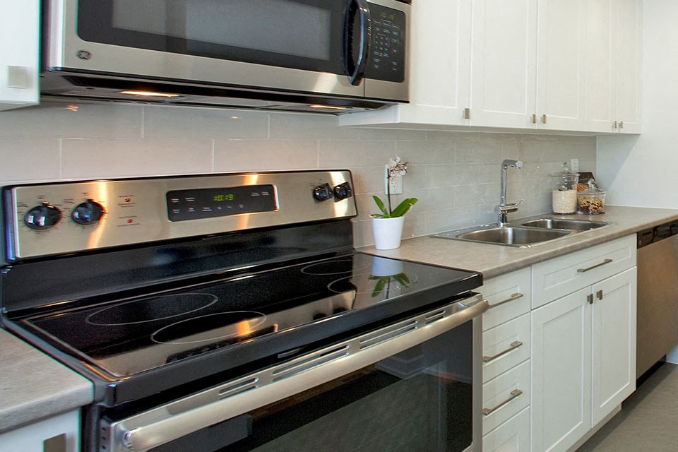 Creekside Townhomes in Oshawa, ON modern kitchen with stainless steel appliances
