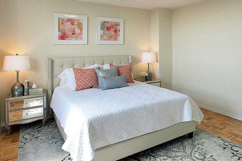 Creekside Townhomes in Oshawa, ON bedroom with crisp white linens and neural toned accents