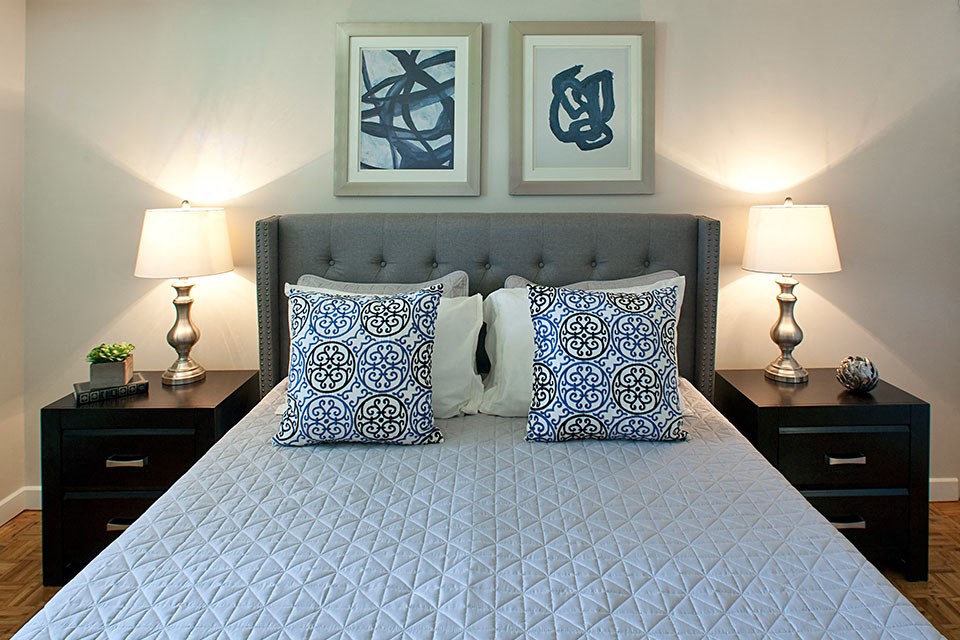 Creekside Townhomes bedroom with blue bedding on a queen sized bed