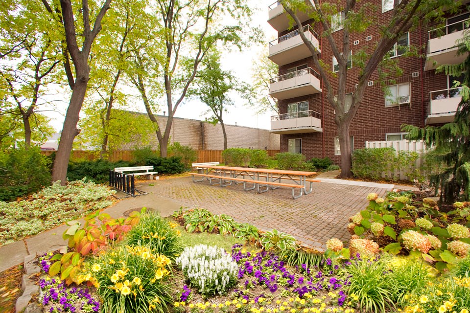Dorchester Apartments beautifully landscaped courtyard in Niagara Falls, ON