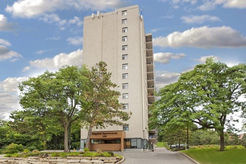 Edgehill Apartments in Barrie, ON showing front of building from street