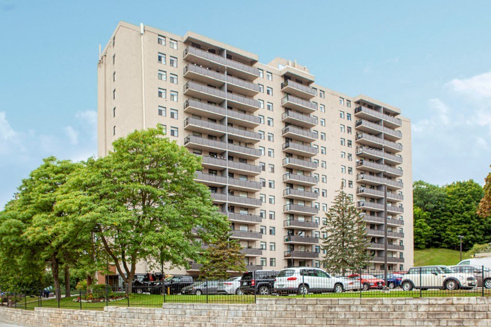 Edgehill Apartments in Barrie, ON side of building showing outdoor parking area