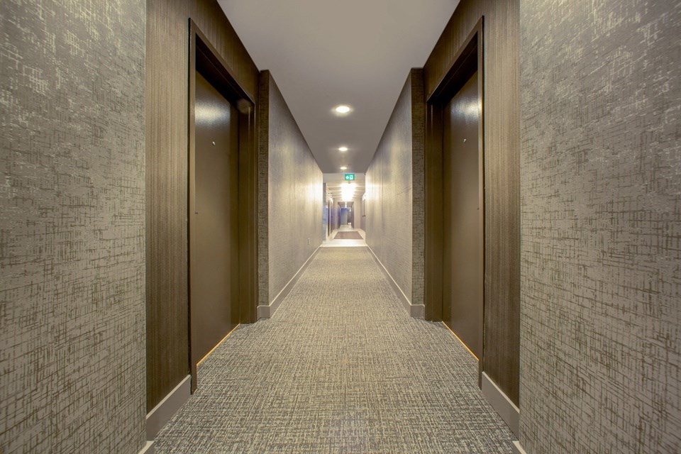 Edgehill Apartments in Barrie, ON hallway