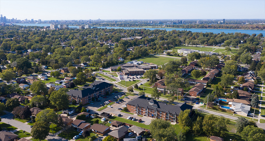 Garden Court in Windsor, ON drone view of property and neighbourhood