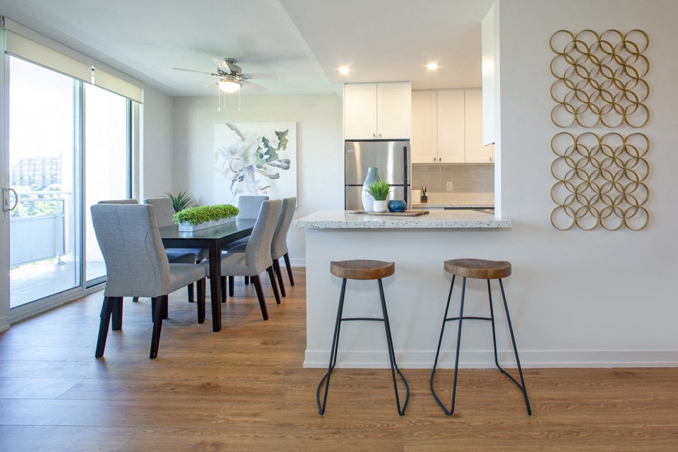Harbourview Apartments dining area featuring view of kitchen peninsula in Oakville, ON