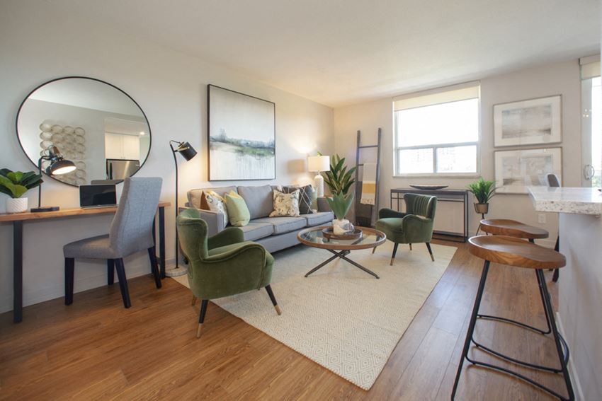 Harbourview Apartments living area featuring home office area in Oakville, ON