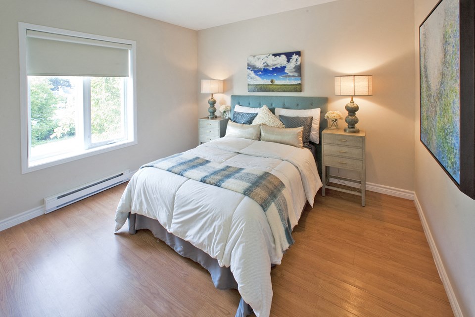 Heritage Lofts apartments bedroom with large windows in Gatineau, QC