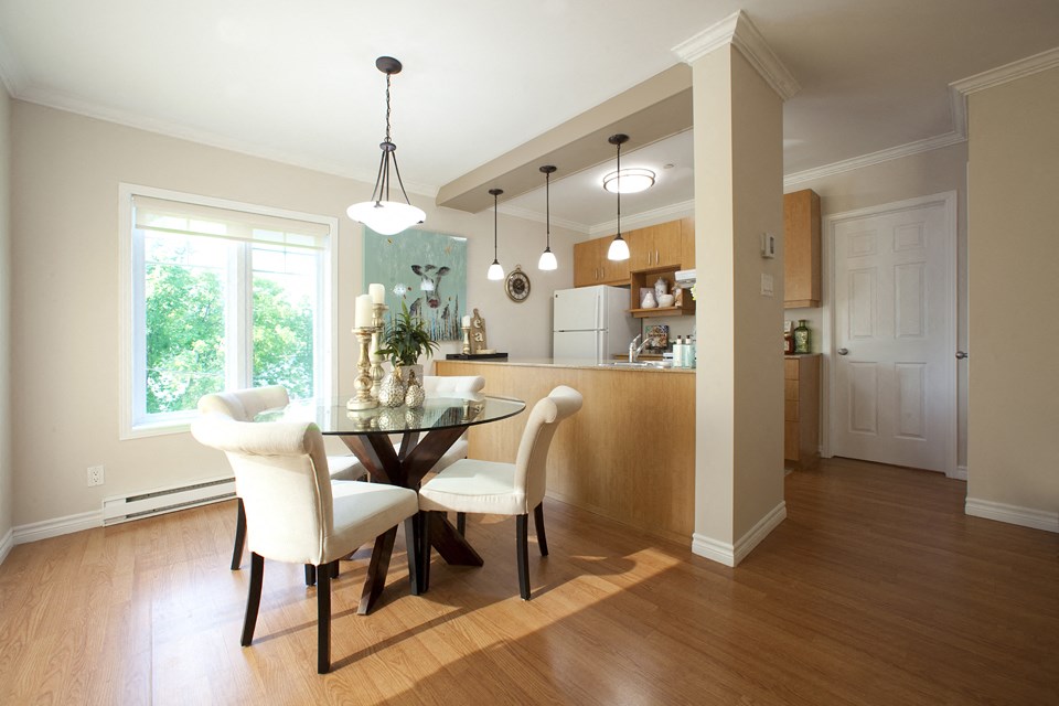 Heritage Lofts apartments kitchen and dining room with large windows in Gatineau, QC