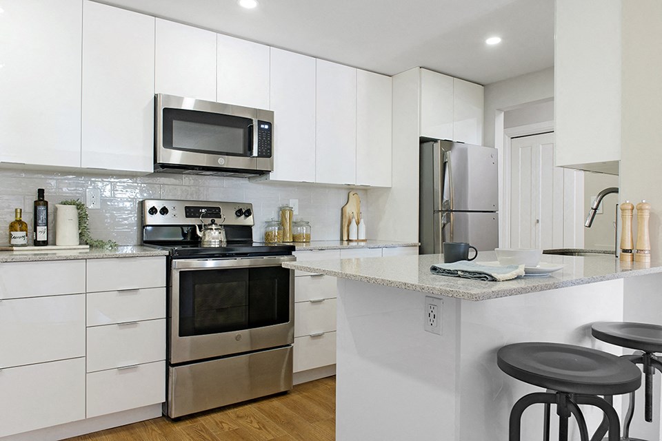 Horizon Towers in Burnaby, BC kitchen with upgraded cabinetry and breakfast bar