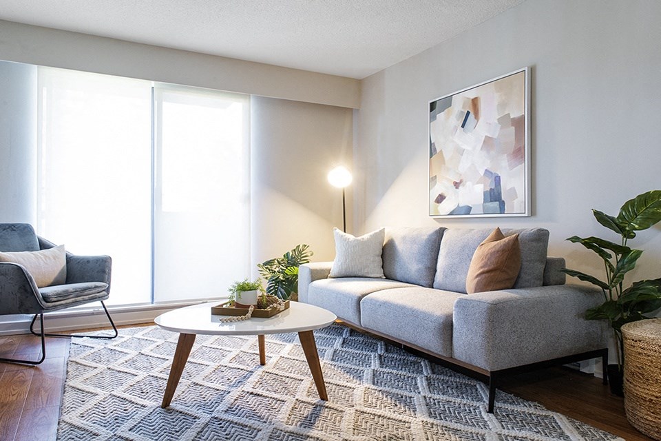 Horizon Towers in Burnaby, BC brightly lit living room