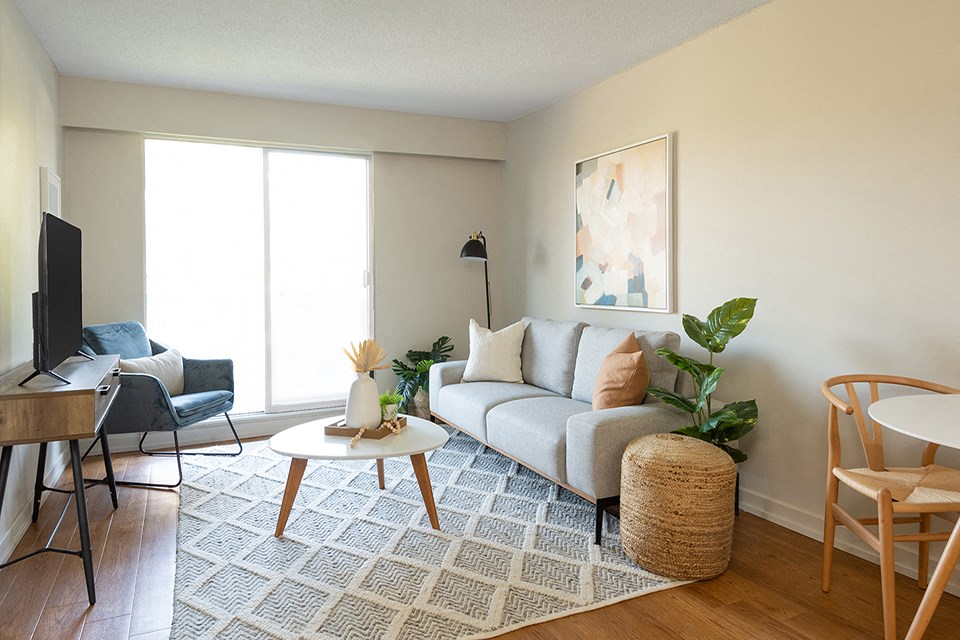 Horizon Towers in Burnaby, BC brightly lit living room
