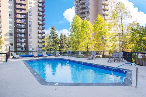 Horizon Towers in Burnaby, BC outdoor pool with tanning chairs