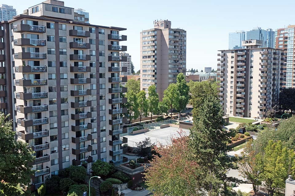 Horizon Towers in Burnaby, BC drone image of building