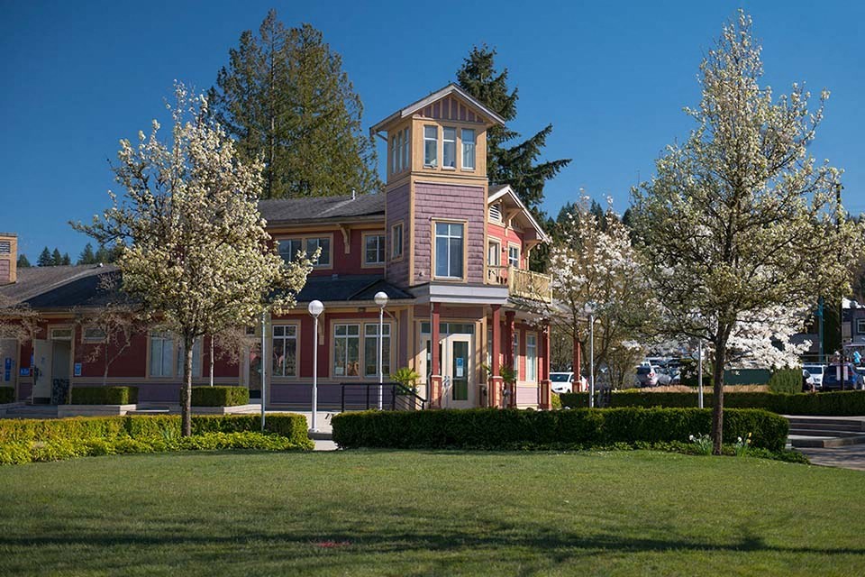 Inlet Glen Apartments in Port Moody, BC lush greenery around the neighbourhood