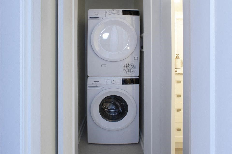 La Salle Towers Washer Dryer in Burlington, ON