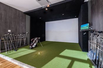 La Voile Pointe-Claire in Pointe Claire, QC Virtual golf simulator