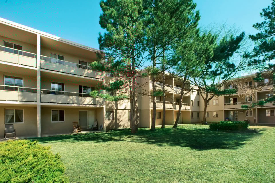 Laura Secord Apartments exterior image of building in Niagara Falls, ON