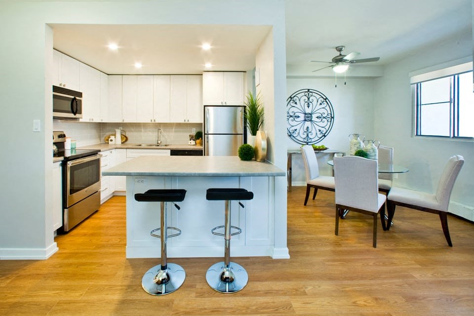 Laura Secord Apartments modern kitchen with island and cozy dining area in Niagara Falls, ON