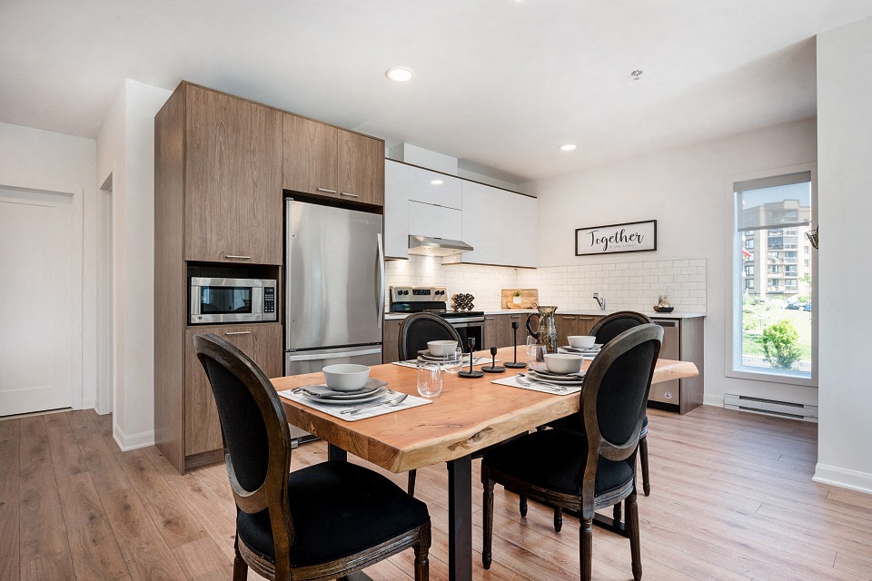 Open concept layout with view into kitchen at Le Saint-Laurent Apartments in Brossard