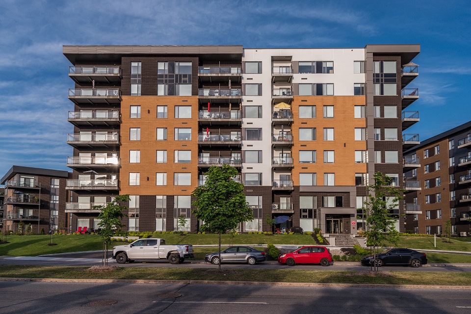 Exterior view of Le Saint-Laurent Apartments building 8025 from across street