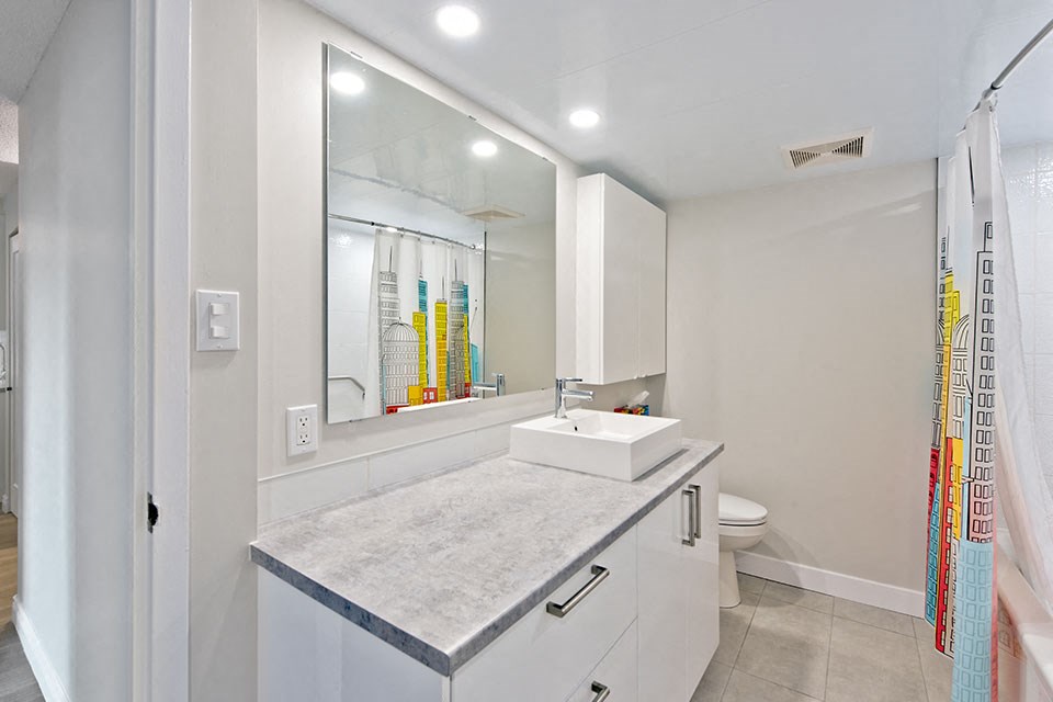 Les Jardins Hauterive in Sherbrooke, QC bathroom with full sized bathtub and large mirror