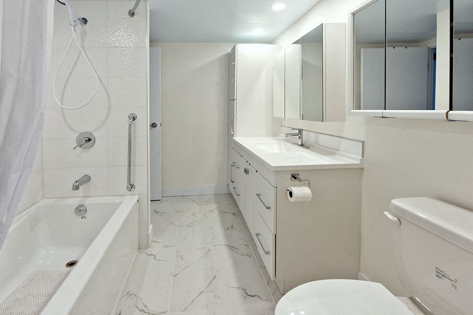 Les Jardins Hauterive in Sherbrooke, QC bathroom with full sized bathtub