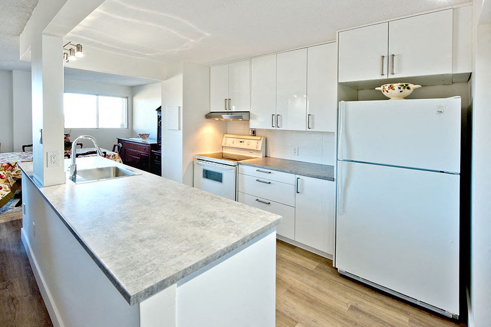 Les Jardins Hauterive in Sherbrooke, QC kitchen with large breakfast bar