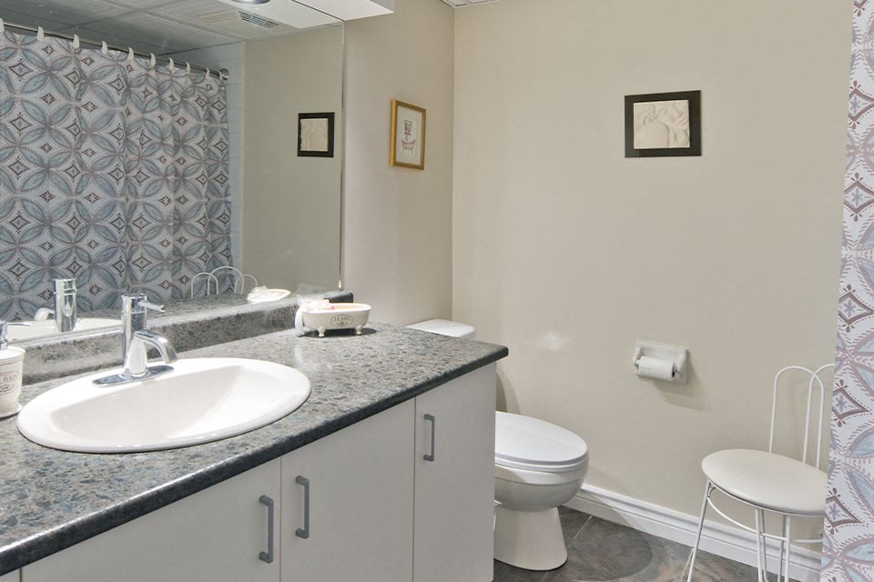 Les Jardins Hauterive in Sherbrooke, QC large bathroom with full sized bathtub