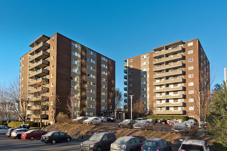 Les Jardins Hauterive in Sherbrooke, QC exterior includes outdoor parking