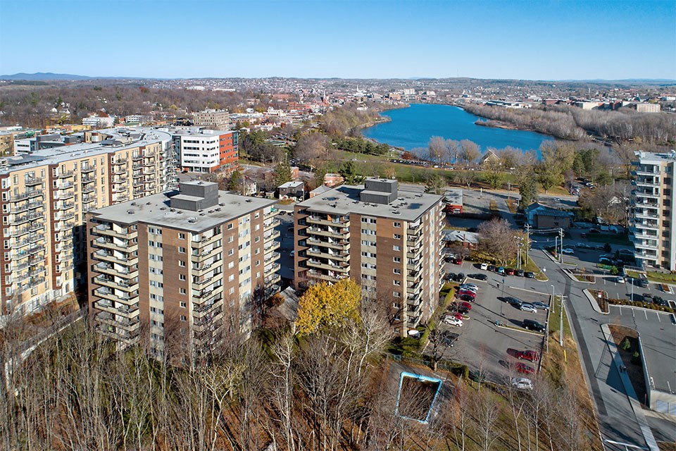 Les Jardins Hauterive in Sherbrooke, QC overlooking Magog River
