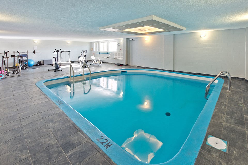 Les Jardins Hauterive in Sherbrooke, QC indoor pool and gym with equipment